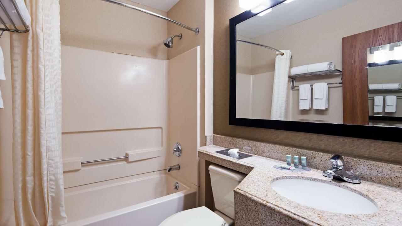 King Room with Roll-In Shower - Disability Access