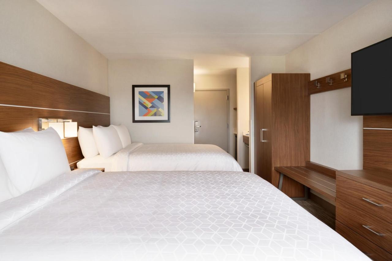 Queen Room with Two Queen Beds- Hearing Accessible Roll in Shower/Non-Smoking